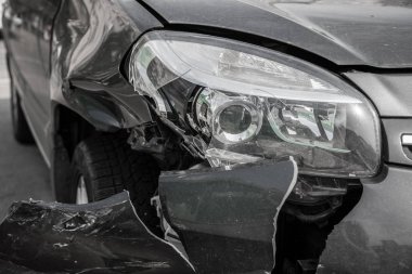 Araba önde bozuldu. Tampon ve kırık far