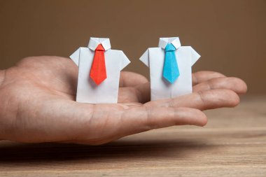 İşveren iki çalışanları seçer. İyi çalışan için arıyorum. Lider. HR, İKY kavramları