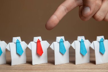İşveren puan parmak çalışanla seçer. Lider kalabalıktan sıyrılıyor. İyi bir çalışan için arıyorum. HR, Hrd kavramları
