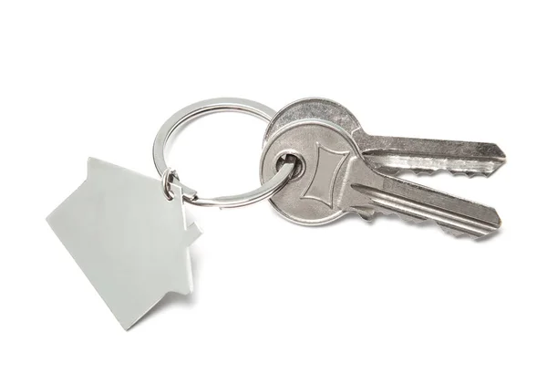 Ключи и кольцо ключа изолированы на белом фоне. Концепция покупки дома, сдачи в аренду — стоковое фото