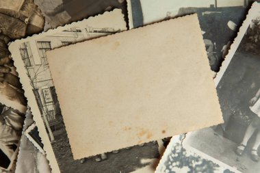 Tablo üzerinde eski fotoğraf yığını. Mock-up boş kağıt. Kartpostal buruşuk ve kirli vintage