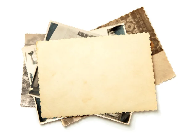 Pila de fotos antiguas aisladas sobre fondo blanco. Papel en blanco falso. Postal arrugado y sucio vintage Fotos De Stock