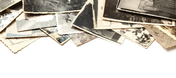 Stapelen van oude foto's geïsoleerd op een witte achtergrond. Briefkaart verkreukelde en vuile vintage — Stockfoto