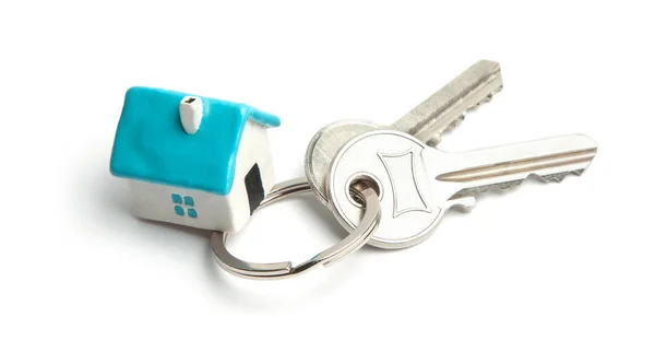 Sleutels en thuis sleutelring geïsoleerd op een witte achtergrond. Concept van het kopen van een huis huren, hypotheek — Stockfoto