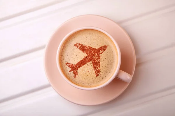 Tazza di caffè con aeroplano su schiuma Caffè del mattino — Foto Stock