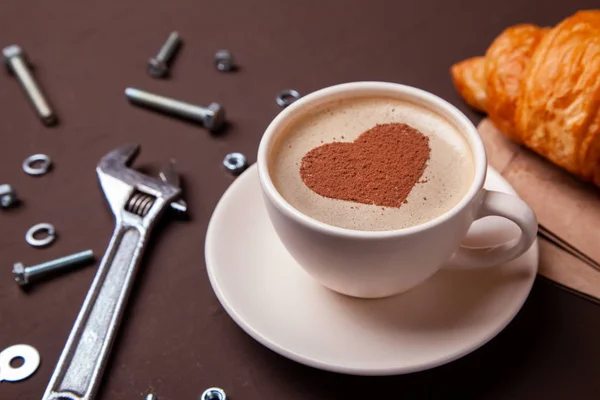 Чашка кофе с сердцем на пене. Я люблю кофе-брейк с круассаном — стоковое фото