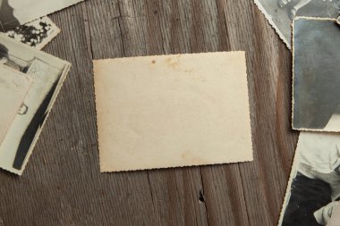 Çerçeve tablo eski fotoğrafları. Mock-up boş kağıt. Kartpostal buruşuk ve kirli vintage