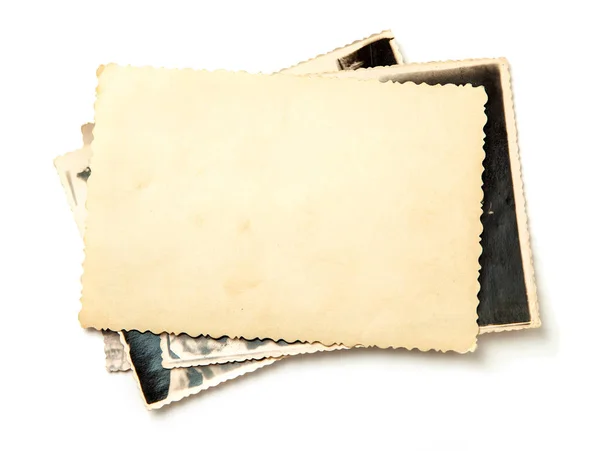 Pila de fotos antiguas aisladas sobre fondo blanco. Papel en blanco falso. Postal arrugada —  Fotos de Stock
