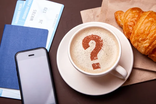 Kahve molası, sabah kahve. Fincan köpüklü kahve ve kruvasan pasaportu ile — Stok fotoğraf
