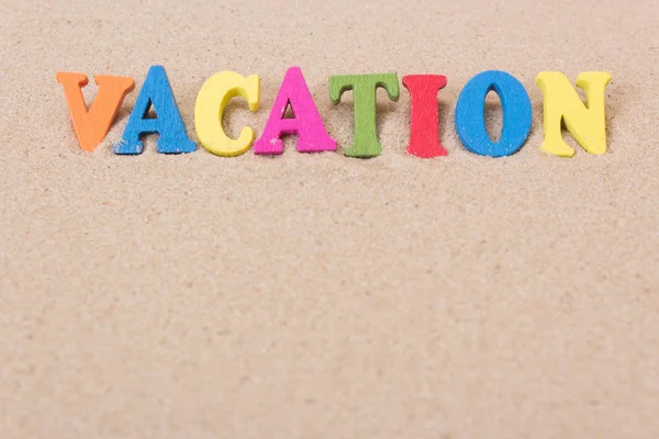 Vacaciones de palabras de letras de madera de colores en arena — Foto de Stock