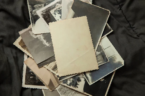 Stack old photos on table. Mock-up blank paper. Postcard rumpled and dirty vintage — Stock Photo, Image