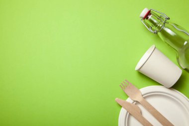 Bambu ahşap ve kağıt üzerinde yeşil bir çevre dostu tek kullanımlık mutfak eşyaları yapılmış. Kaşık, çatal, bıçak, bol dökümlü kase bardak ve şişe ile