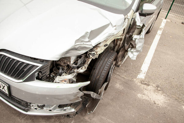 Авария машины перед домом после аварии. Сломанное крыло и колесо, бампер и шасси
