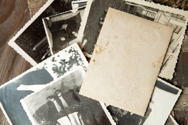 Tablo üzerinde eski fotoğraf yığını. Mock-up boş kağıt. Kartpostal buruşuk ve kirli vintage