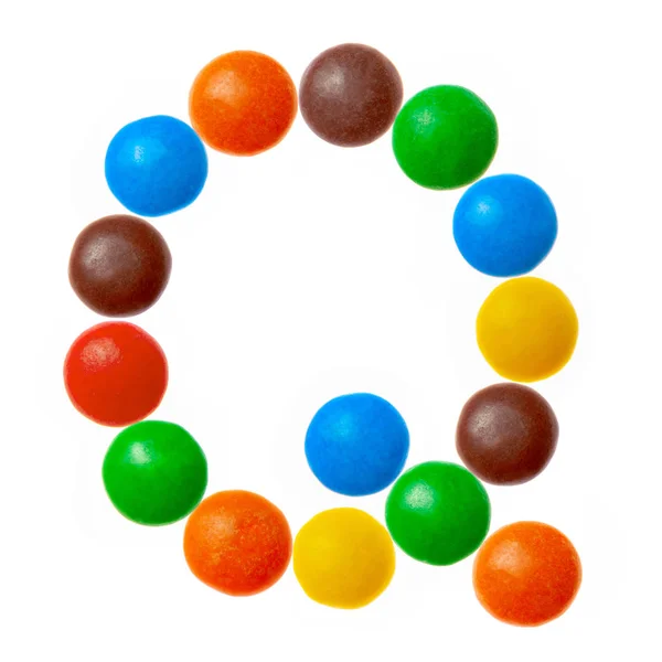 Buchstabe q von süßen farbigen Bonbons, Alphabet isoliert auf weiß — Stockfoto