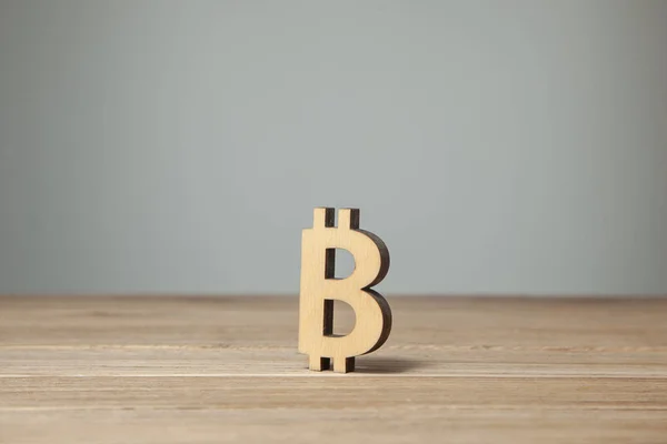 Symbole der Kryptowährung Bitcoin auf Holztisch — Stockfoto