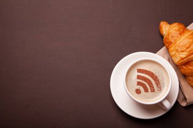 Kahve Wifi ile köpük üzerinde oturum açın. Internet Wifi ücretsiz erişim noktasına. Kahve molası ile kruvasan severim