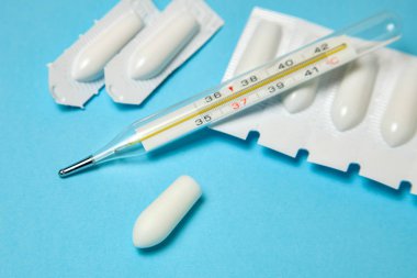 Anal ve vajinal kullanımı ve termometre için fitil. Tedavi yüksek sıcaklık için mumlar