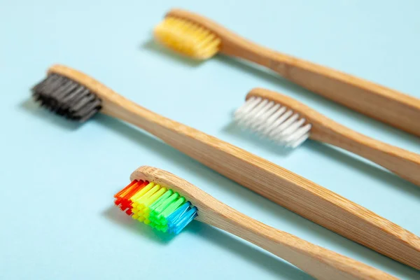 Conjunto de escovas de dentes no fundo azul. Seleção de escova de dentes conceito, bambu eco-friendly — Fotografia de Stock