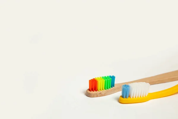 Escovas de dentes no fundo cinza. Seleção de escova de dentes conceito, bambu eco-friendly e plástico — Fotografia de Stock