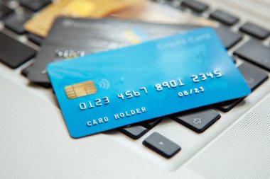 Laptop klavye kredi kartları yığını. Online alışveriş için açık erişim