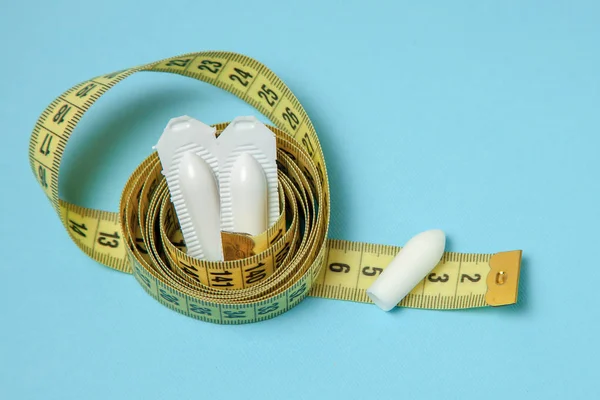 肛門や膣に使用、測定テープ黄色坐薬。余分な重量、肥満の治療のためのキャンドル — ストック写真
