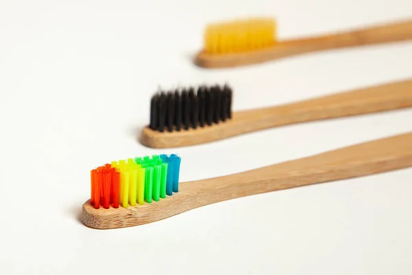 Зубные щетки на сером фоне. Концепция выбора зубной щетки, бамбук экологически чистые — стоковое фото