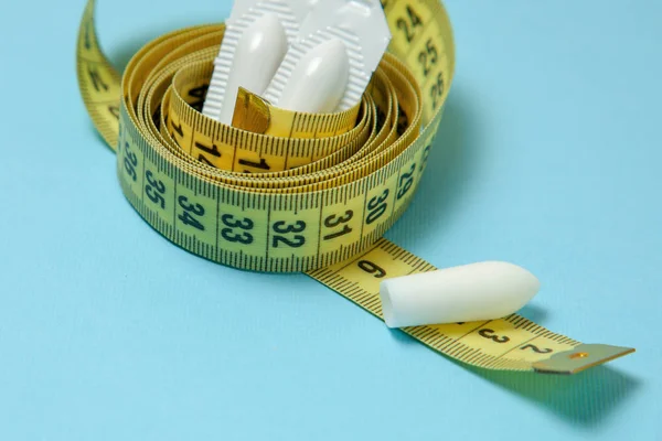 항문 또는 질 사용과 노란색 테이프를 측정에 대 한 좌. 비만, 체중, 체중 감량에 대 한 치료에 대 한 초 — 스톡 사진