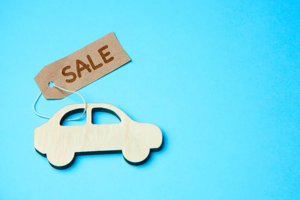 Bil med etiketten försäljning på blå bakgrund. Begreppet sälja bil i den sekundära marknaden från hand till hand — Stockfoto