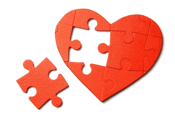Puzzle corazón rojo aislado sobre fondo blanco. Concepto de la segunda mitad del corazón enamorado del Día de San Valentín o enfermedad — Foto de Stock