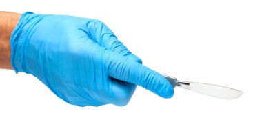 Beyaz arka plan üzerinde izole eldivenler Doktor elinde neşter. Cerrah ameliyat öncesi bıçakla