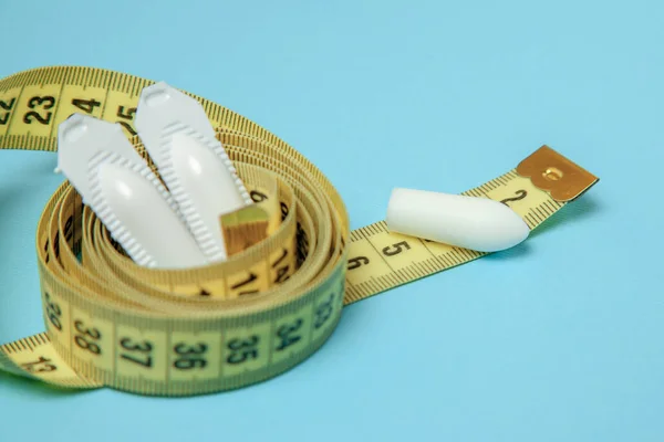 肛門や膣に使用、測定テープ黄色坐薬。減量のための余分な重量、肥満の治療のためのキャンドル — ストック写真