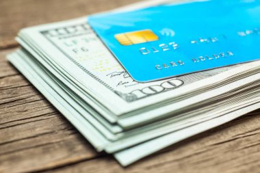 Kredi kartları ve banknot 100 dolar nakit yığını. Depodaki ödeme için bir güvenlik çipi ile elektronik para. portre