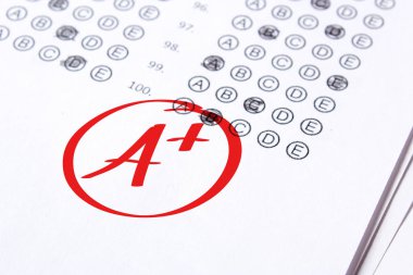 Bir Plus iyi not üzerinde testler kırmızı kalemle yazılmış