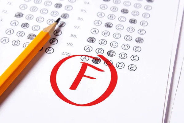 Mau grau F é escrito com caneta vermelha nos testes — Fotografia de Stock