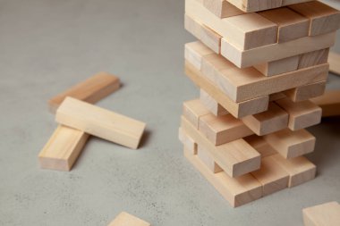 Gri arka plan üzerinde ahşap blokların Kulesi. Tüm aile veya parti için tahta oyunu. İş kurma veya takım yapı kavramı