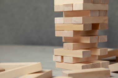 Gri arka plan üzerinde ahşap blokların Kulesi. Tüm aile veya parti için tahta oyunu. İş kurma veya takım yapı kavramı