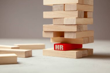 Saatlik işe alım başarılı iş oluşturmak için temelidir. Adanın yazıt İK ile ahşap blok Kulesi