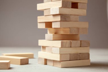 Gri arka plan üzerinde ahşap blokların Kulesi. Tüm aile veya parti için tahta oyunu. İş kurma veya takım yapı kavramı