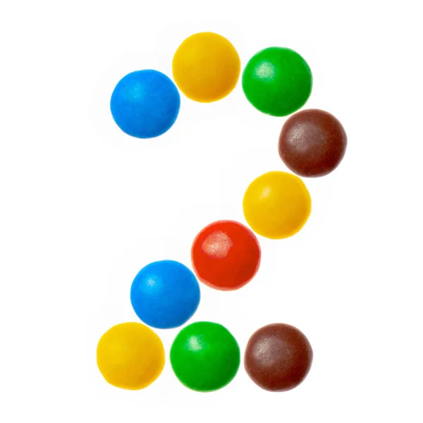 2 numaralı iki tatlı renkli şekerler, beyaz arka plan üzerinde izole alfabesi — Stok fotoğraf