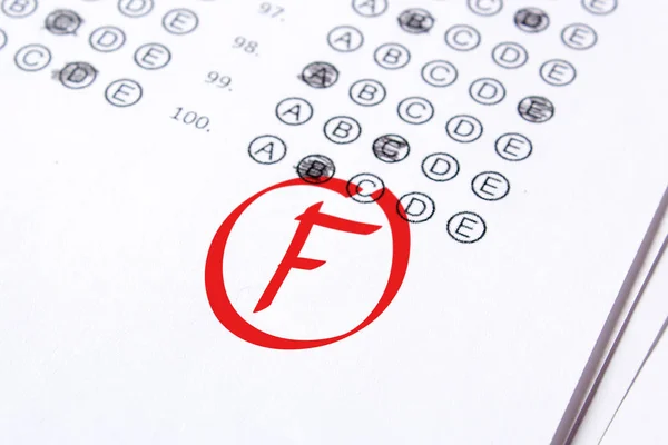 Rossz minőségű F van írva piros tollal a vizsgálatok — Stock Fotó