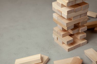 Gri arka plan üzerinde ahşap blokların Kulesi. Tüm aile veya parti için tahta oyunu. İş kurma veya takım yapı kavramı
