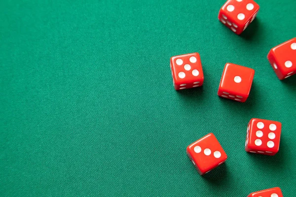 Dados rojos en la mesa de juego de poker verde en el casino. Concepto de juego en línea. Copiar espacio para texto — Foto de Stock