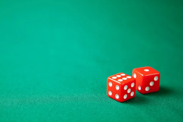 Dos dados rojos en la mesa de juego de poker verde en el casino. Concepto de juego en línea. Copiar espacio para texto — Foto de Stock