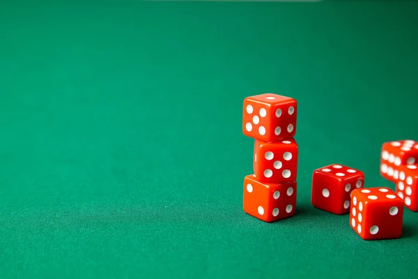 Dados rojos en la mesa de juego de poker verde en el casino. Concepto de juego en línea. Copiar espacio para texto — Foto de Stock