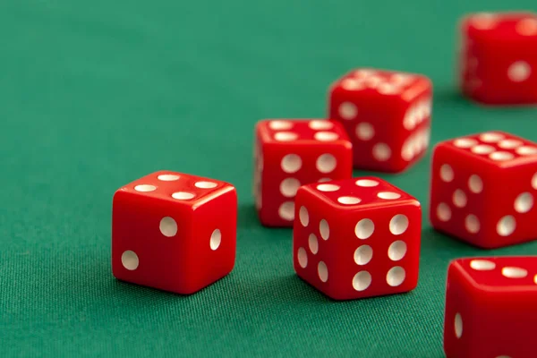 Dados rojos en la mesa de juego de poker verde en el casino. Concepto de juego en línea — Foto de Stock