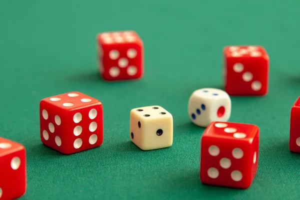 Dados rojos en la mesa de juego de poker verde en el casino. Concepto de juego en línea — Foto de Stock