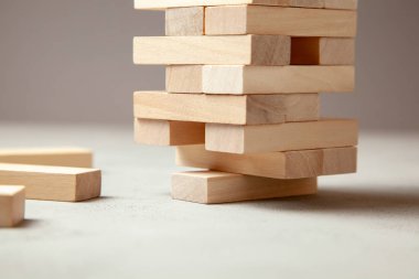 Gri arka plan üzerinde ahşap blokların Kulesi. Tüm aile veya parti için tahta oyunu. İş kurma veya takım yapı kavramı
