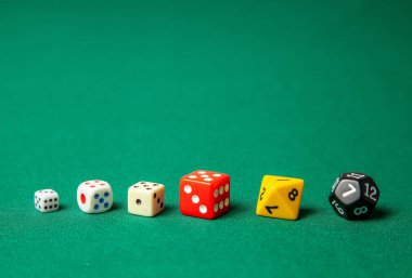 Yeşil tablo renkli oyun zar küpleri topluluğu. Metin için yer kopyalayın