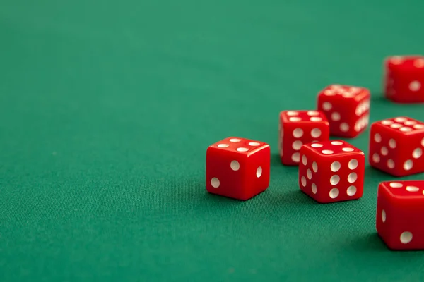 赌场的绿色扑克桌上的红色骰子。概念在线赌博。复制文本的空间 — 图库照片
